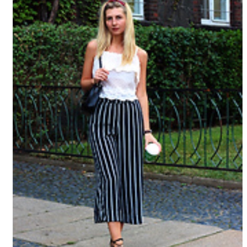 💕NWT💕 Navy and White Striped Culotte pants